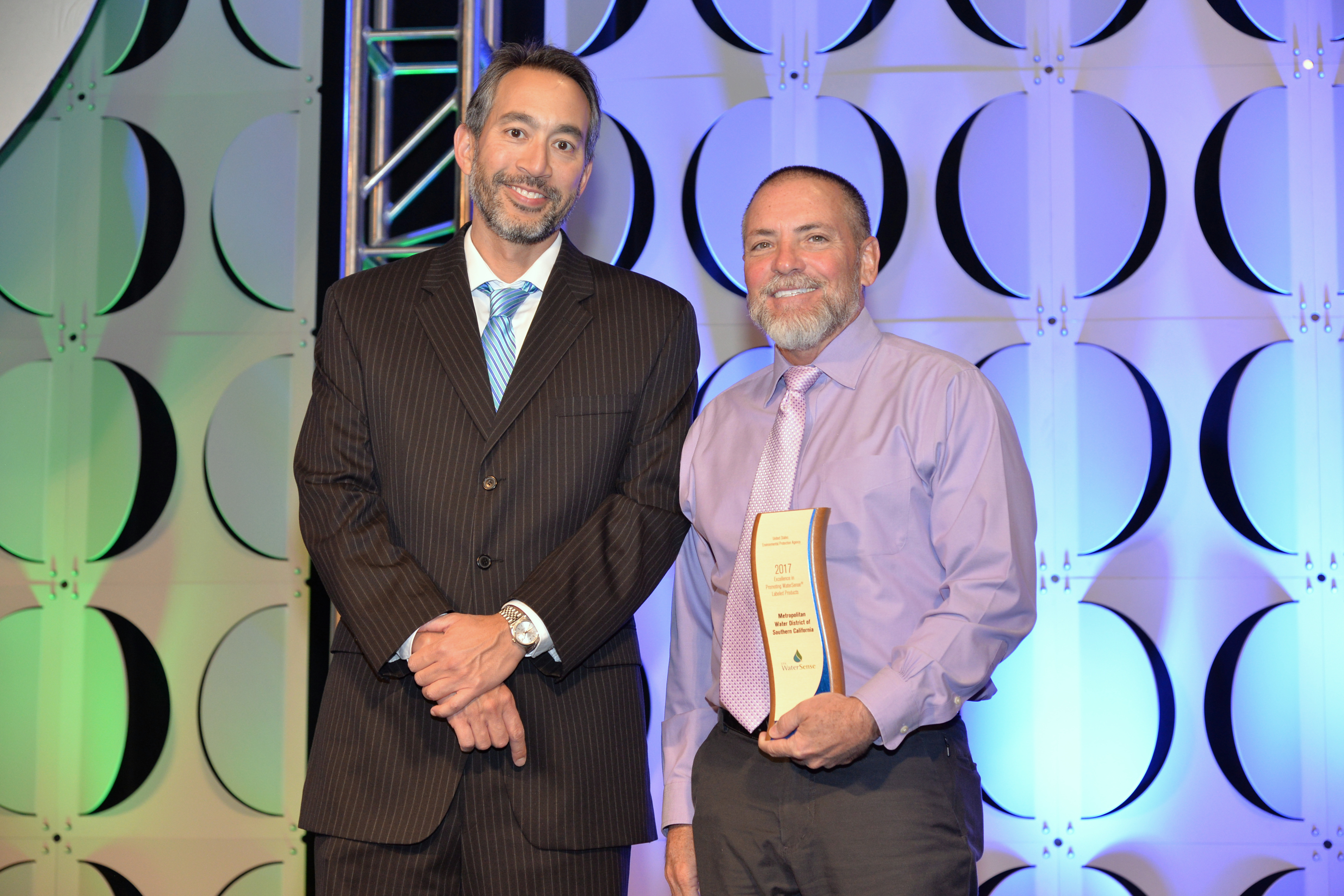 Excellence in Promoting WaterSense Labeled Products Award winner, Metropolitan Water District of Southern California, with US EPA's Leo Gueriguian.