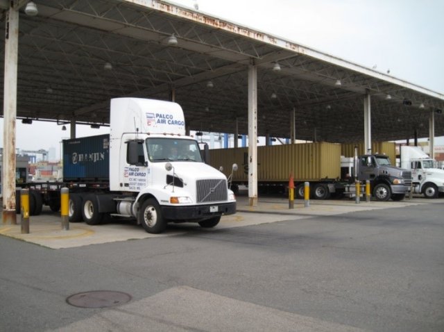 Picture of a Dray Truck at the Port