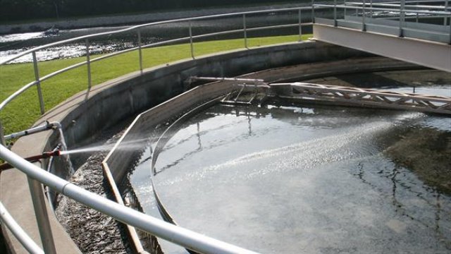 Wastewater treatment clarifier