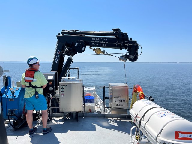 Scientist operates crane on LEII.